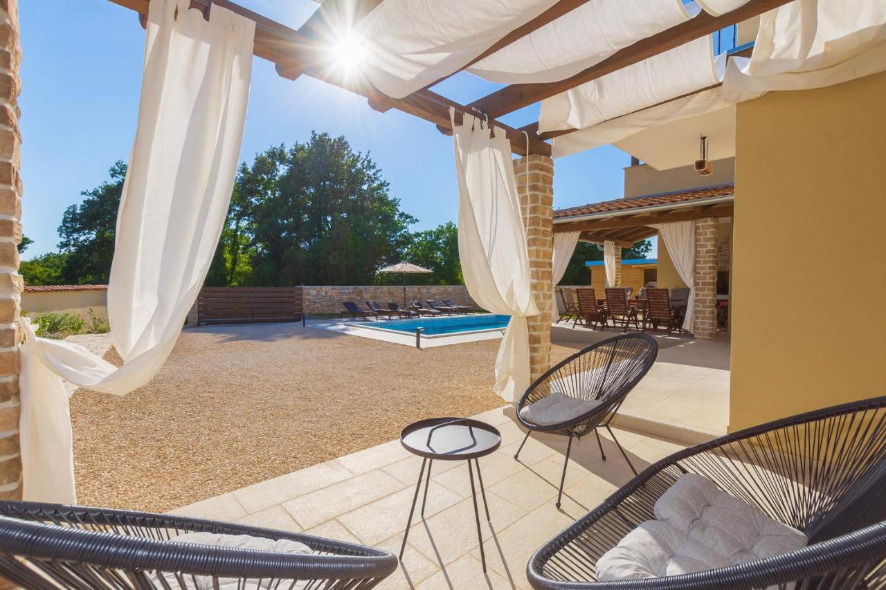 Villa David - Luxurious Secluded Villa With A Heated Pool Butkovići Exterior foto